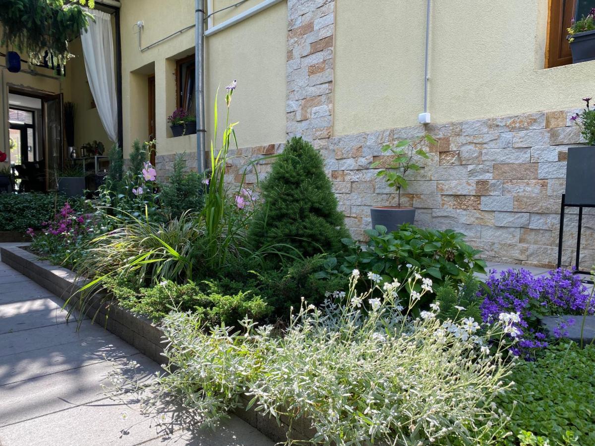 Margareta Garden Boutique Rooms Эгер Экстерьер фото